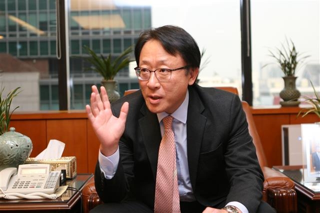 신성환 금융연구원장은 24일 서울신문과의 인터뷰에서 “저성장과 소비절벽을 완화하기 위해 정부가 노후 지원책을 마련해야 한다”고 강조했다. 한국금융연구원 제공