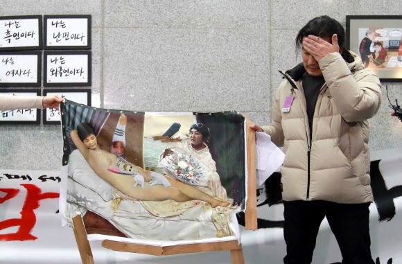 파손 작품 든 이구영 화가