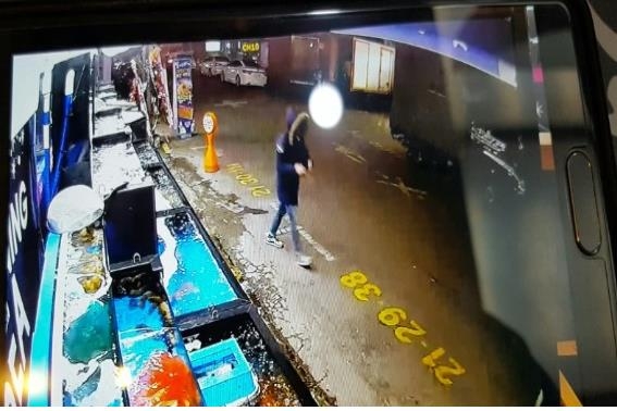 서울 송파구 잠실새내역 인근에서 길 가던 여성들을 돌로 내려친 피의자가 폐쇄회로(CC)TV에 찍힌 모습. 서울 송파경찰서 제공