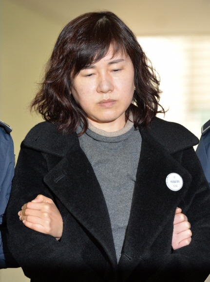 비선실세 최순실씨의 딸 정유라씨의 학사바리에 연루된 이인성 이화여대 의류산업학과 교수가 26일 서울 강남구 대치동 특검사무실에 출석하고 있다. 손형준 기자 boltagoo@seoul.co.kr