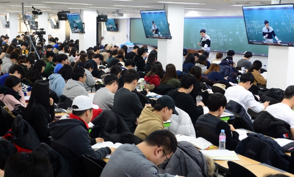 서울 노량진 학원가에서 수업을 듣는 모습. 서울신문 DB