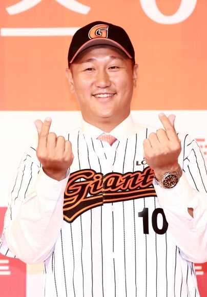 30일 서울 송파구 롯데호텔월드에서 열린 입단식에서 새 유니폼을 입은 이대호(롯데)가 “팬들을 생각해 복귀를 결정했다”며 손가락으로 하트 모양을 만들고 있다. 연합뉴스
