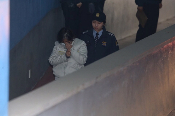 ’국정농단’ 사태의 주범 ’비선실세’ 최순실 씨가 31일 서울 서초동 서울중앙지법에서 열린 8회 공판에 출석하기 위해 호송차에서 내려 법정으로 향하고 있다. 2017. 01. 31 정연호 기자 tpgod@seoul.co.kr