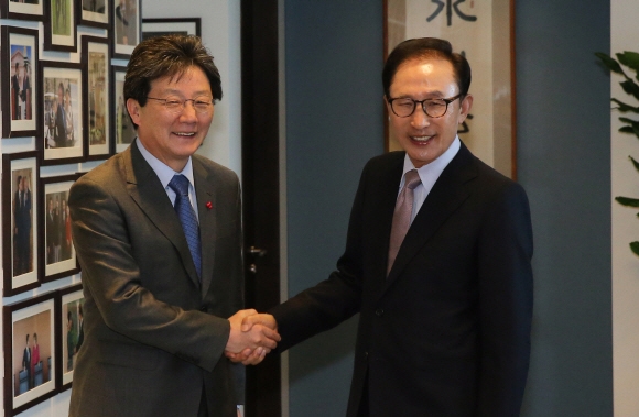 바른정당 유승민 의원이 31일 서울 강남구 테헤란로 이명박 전 대통령의 사무실을 찾아 이 전 대통령과 악수를 하고 있다.  도준석 기자 pado@seoul.co.kr 