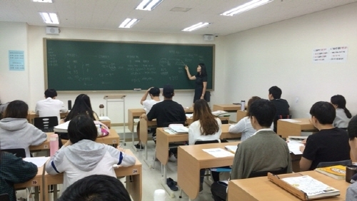 2018학년도 수능에서 다시 한번 도약하기 위한 수험생들의 움직임이 분주해지고 있다. 대부분의 학생들은 3월부터 재수생활을 시작하지만, 일찍이 상위권을 선점을 위해 이미 재수준비에 시동을 거는 학생들도 적지 않다.
