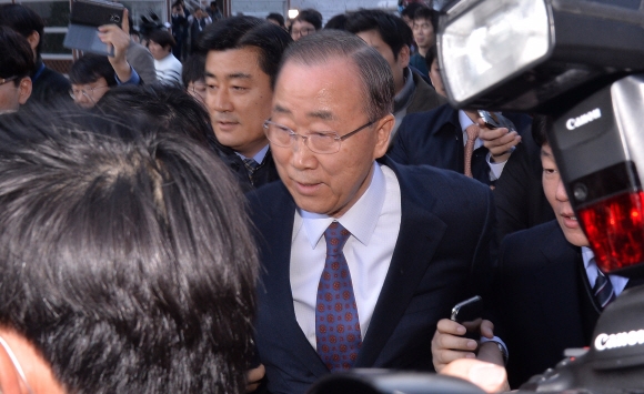반기문 전 유엔 사무총장이 2일 국회에서 갑작스런 대선 불출마선언을 하고 기자들의 질문을 외면 한채 차량으로 향하고 있다. 이종원 선임기자 jongwon@seoul.co.kr