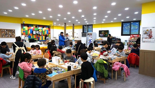 스토리텔링 수학 등이 등장하면서 아이의 창의력과 이해력이 학업성적에 큰 영향을 미치는 시대가 됐다. 변화된 교육 트렌드 속에서 꾸준히 주목받고 있는 것 중의 하나가 바로 레고다. 레고는 아이들에게 교육이라는 부담을 주지 않고 만들고 노는 가운데서 자연스럽게 창의력과 이해력을 향상시켜 준다.