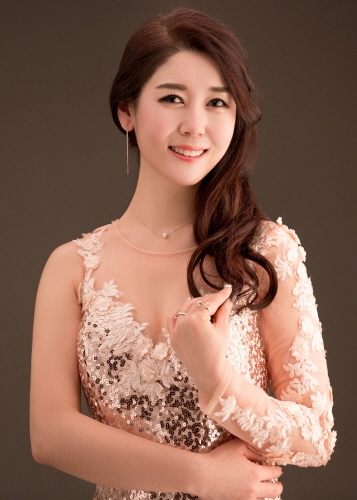 소프라노 배은희는 음악 공부를 위해 이탈리아 로마 A.I.D.M 아카데미에서 성악과 지휘를 공부하며 음악가로서의 역량을 다졌고, 오페라 ‘라트라비아타’, ’봄봄’, ’바스티앙과바스티엔’, ’사랑의묘약’ 등과 뮤지컬 ‘얼음공주 투란도트’ 등에 출연하며 관객과의 호흡과 소통에 집중했다