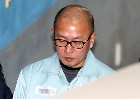 굳은 표정의 차은택
