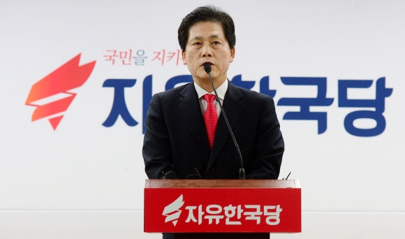 김진 전 중앙일보 논설위원이 15일 서울 여의도 자유한국당 당사에서 입당원서를 제출한 뒤 대선출마를 선언하는 기자회견을 하고 있다. 이종원 선임기자 jongwon@seoul.co.kr