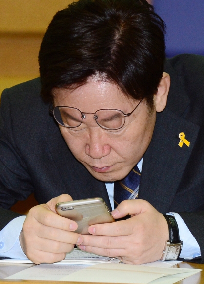 스마트폰을 열심히 들여다 보고 있는 이재명 성남시장. 보편요금제는 사용자들의 이용패턴 등을 고려해 2년에 한 번씩 요금수준을 정한다.     이종원 선임기자 jongwon@seoul.co.kr