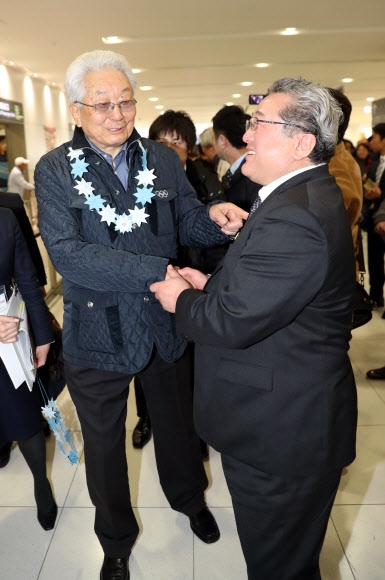 삿포로 도착한 장웅 위원장