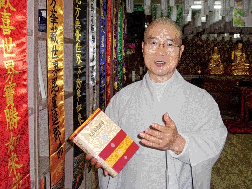 서울 은평구 갈현동 역촌중앙시장 상가 2층에 ‘열린선원’을 열어 12년째 시장 상인들이며 지역주민들과 부대끼며 소통해 온 ‘열린선원’ 선원장 법현 스님. 스님은 “삶의 장소를 떠난 도는 있을 수 없다”며 소통과 배려라는 이름의 저잣거리 포교 중요성을 거듭 강조한다.