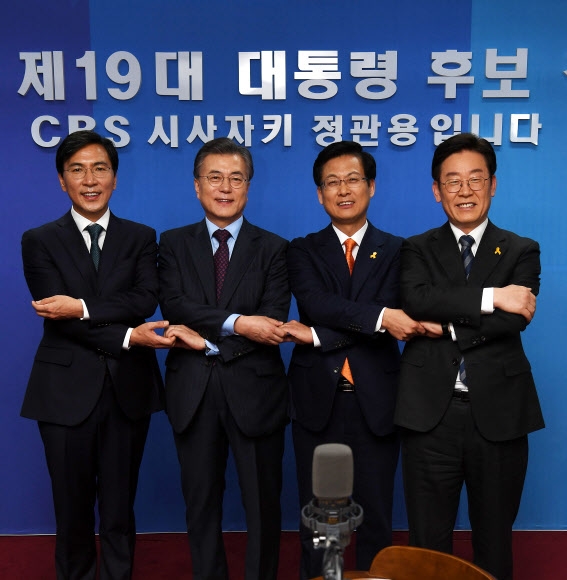 더불어민주당 대선주자인 안희정 충남지사(왼쪽부터), 문재인 전 대표, 최성 고양시장, 이재명 성남시장이 3일 오후 서울 목동 CBS사옥에서 시사프로그램인 ’시사자키 정관용입니다’에 출연, 합동토론회에 앞서 포즈를 취하고 있다. 연합뉴스