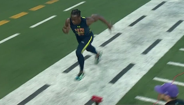 미국 워싱턴대학 와이드리시버 존 로스가 지난 4일(현지시간) 미국프로풋볼(NFL)이 주최하는 스카우팅 컴바인의 40야드 대시에 참가, 열심히 달리고 있다.  ESPN 홈페이지 갈무리 