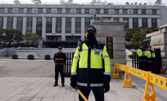 헌법재판소의 박근혜 대통령의 탄핵심판 선고가 임박한 5일 오후 서울 종로구 헌법재판소에서 경찰들이 경계를 강화하고 있다. 2017.3.5 도준석 기자 pado@seoul.co.kr