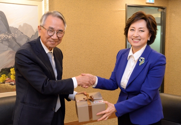 6일 오전 서울신문사 김영만사장과 한국청소년활동진흥원 신은경이사장이 서울 중구 서울신문 대회의실에서 2017년 ‘고마워 Yo’ 청소년 행복캠페인 업무 협약식 전 담소를 나누며 저서 등을 교환하고 있다. 이언탁 기자 utl@seoul.co.kr