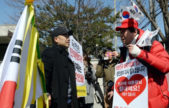 설전 벌이다 손잡은 탄핵 찬반 시민
