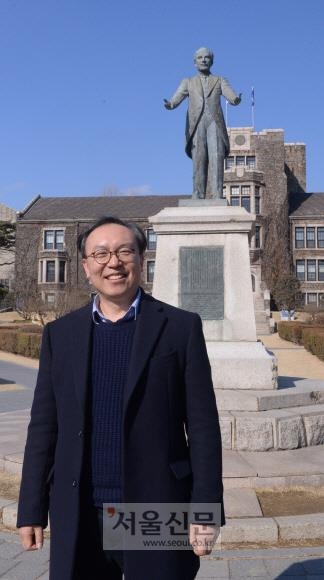 지난해 1월 한 개신교 신자의 경북 김천 개운사 법당 훼손 사건을 대신 사과하고 법당 복원을 위해 모금운동을 벌였다가 파면된 서울기독대 손원영 교수. 손 교수는 기독교가 한국의 종교로 뿌리내리기 위해선 한국의 사상과 정서를 담은 신학의 토착화와 그에 바탕을 둔 목회가 이뤄져야 한다며 그를 위해 신앙의 경계를 허무는 예술신학이 꼭 필요하다고 말한다. 최해국 선임기자 seaworld@seoul.co.kr