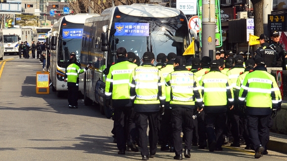 박근혜 대통령 탄핵심판 선고를 하루 앞둔 9일 서울 헌법재판소에 앞에 경찰이 차벽을 설치하고 있다. 박지환 기자 popocar@seoul.co.kr