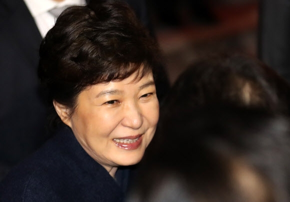 웃음 띄우며 인사하는 박 전 대통령
