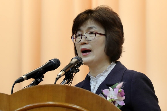 이정미 헌법재판소장 권한대행이 13일 오전 서울 종로구 재동 헌법재판소에서 열린 퇴임식에서 퇴임사를 하고 있다. 연합뉴스