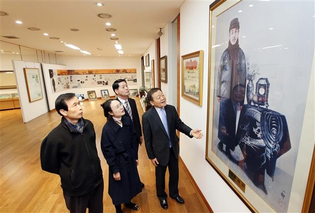 14일 서울 종로구 신교동에 재개관 한 우당기념관을 관계자와 관람객들이 둘러보고 있다. LG하우시스 제공
