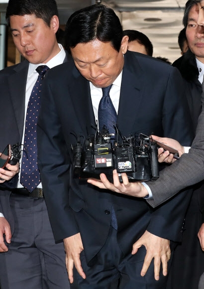 고개숙인 신동빈