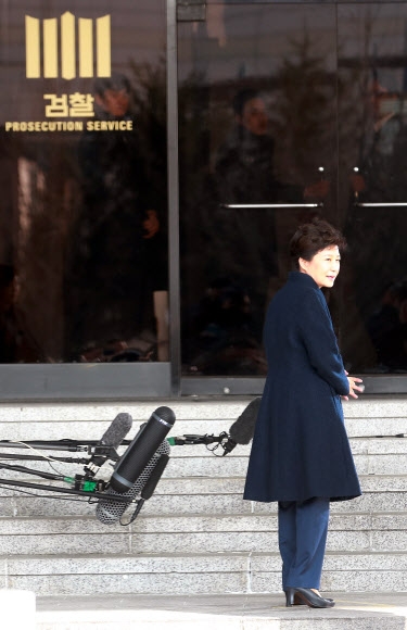 [박근혜 소환] 뒤돌아보는 박근혜