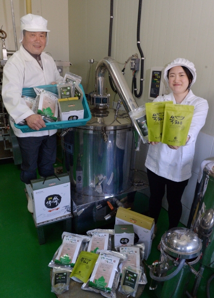 전종덕 강화약쑥마당 대표가 딸 은진씨와 함께 약쑥차 등 쑥 가공 제품들을 포장하고 있다. 최해국 선임기자 seaworld@seoul.co.kr