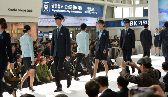 24일 서울역 대합실에서 열린 코레일 사원복 패션쇼에서 코레일 직원모델과 전문모델들이 영업, 운전, 기술 등 7년 만에 새롭게 바뀐 디자인의 사원복을 선보이고 있다. 2017. 3. 24 손형준 기자 boltagoo@seoul.co.kr