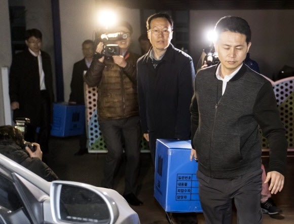우병우 전 대통령 민정수석비서관의 비위 의혹을 수사 중인 검찰이 정부서울청사 창성동 별관 압수수색을 마친 후 압수품을 가지고 나오고 있다. 연합뉴스