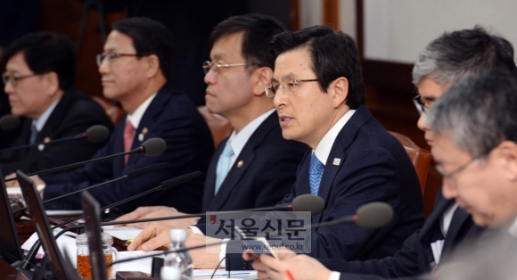 황교안 대통령 권한대행이 28일 정부서울청사에서 열린 국무회의에서 모두발언을 하고 있다. 황 권한대행은가계부채와 관련해 “좋은 일자리를 창출해 가계의 채무상환 능력을 제고하는 것이 무엇보다 중요하다”며 “청년·노년·서민층 등 취약계층에 대한 금융지원 대책과 주택담보대출 등을 면밀하게 검토·보완해야 한다”고 밝혔다. 안주영 기자 jya@seoul.co.kr
