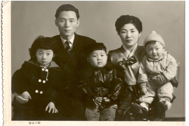 바른정당 유승민 후보가 생후 100일쯤 됐을 때 가족사진. 유승민 의원실 제공