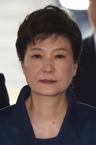 박근혜 전 대통령이 30일 오전 서울 서초구 서울중앙지법으로 영장실질심사(구속 전 피의자 심문)를 받기 위해 출석하고 있다. 정연호 기자 tpgod@seoul.co.kr