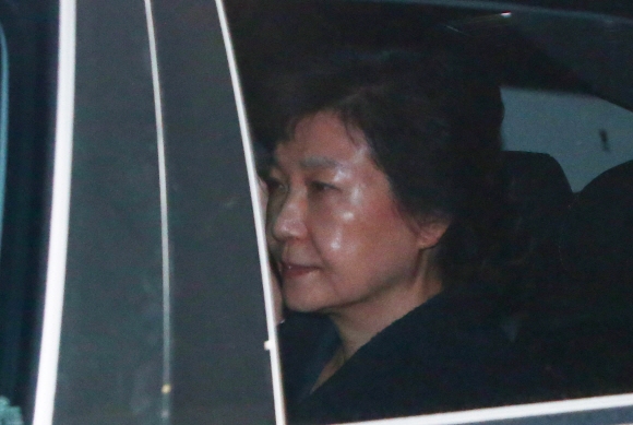 뇌물수수 등 혐의로 구속된 박근혜 전 대통령이 31 새벽 경기도 의왕시 서울구치소로 들어오고 있다. 파면 21일 만에 뇌물 등의 혐의로 구속된 박근혜 전 대통령이 31일 새벽 경기도 의왕시 서울구치소로 들어서고 있다. 박지환 기자 popocar@seoul.co.kr