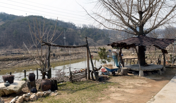 정 대표가 직접 만들어 농장에 설치한 그네 의자와 정자 등 편의시설. 예산 강성남 선임기자 snk@seoul.co.kr.