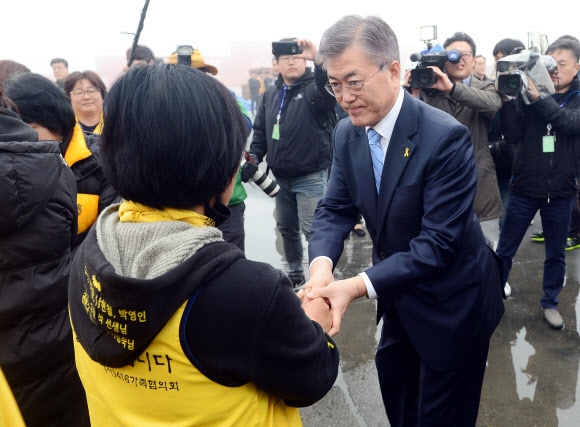 미수습자 가족들과 인사하는 문재인