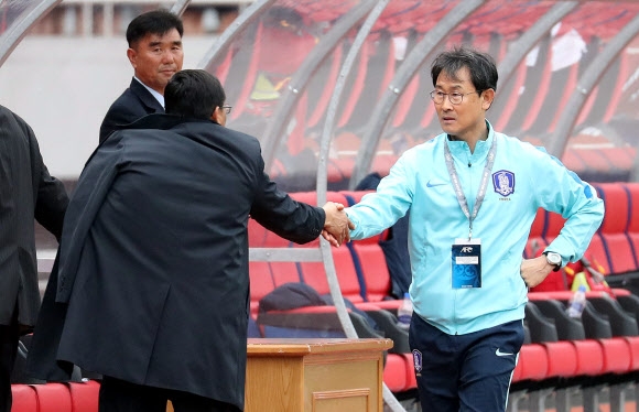 7일 평양 김일성경기장에서 남북한 여자축구 아시안컵 예선전을 마친 뒤 한국 윤덕여 감독(오른쪽)과 김광민 북한 감독이 악수하고 있다. 연합뉴스