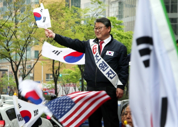 손 흔드는 조원진