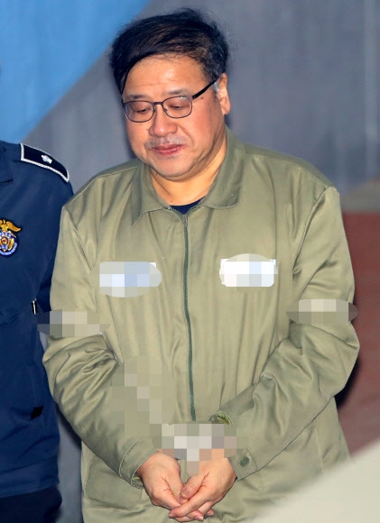 안종범 ’굳은 표정’