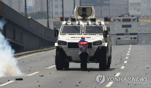 베네수엘라판 ‘톈안먼 탱크맨’…맨몸으로 무장트럭 맞선 여성 AFP=연합뉴스