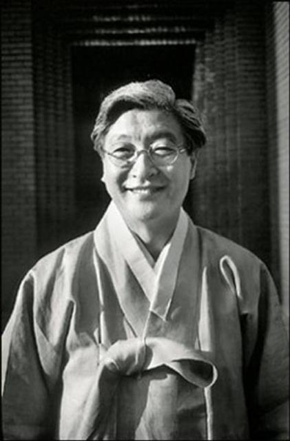 한국브리태니커회사 창업자이자 최초의 한글전용 월간지 ‘뿌리깊은나무’, ‘샘이깊은물’의 발행인 겸 편집인 한창기. ‘민중자서전’에서도 함께 작업한 사진작가 강운구가 찍은 사진.