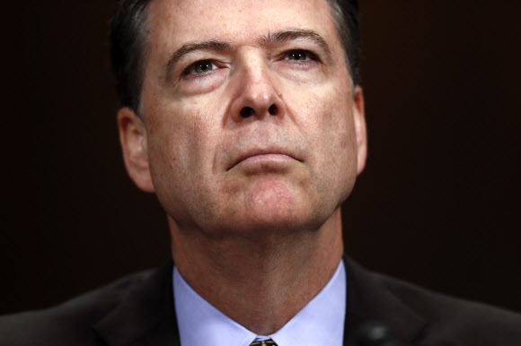 도널드 트럼프 미국 대통령이 9일(현지시간) 제임스 코미 연방수사국(FBI) 국장이 청문회에서 허위 증언했다는 이유로 그를 해임했다. 코미 국장이 지난 3일 열린 상원 법사위원회 청문회에서 힐러리 클린턴 전 국무장관의 이메일 스캔들 의혹을 거론한 뒤 입을 다물고 있는 모습. 워싱턴 AP 연합뉴스