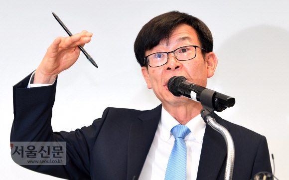 김상조 공정거래위원장 후보자가 18일 서울 중구 한국공정거래조정원에서 기자간담회를 갖고 재벌개혁 정책 방향 등에 대해 말하고 있다. 도준석 기자 pado@seoul.co.kr