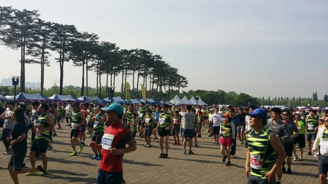 20일 서울 상암동 월드컵경기장에서 열린 제16회 서울신문 하프마라톤 대회에 참가한 마라토너들이 출발에 앞서 몸을 풀고 있다.