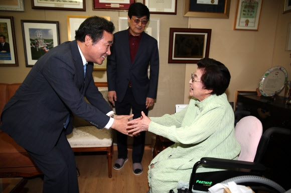 이낙연 국무총리가 2일 서울 마포구 동교동에서 김대중 전 대통령의 부인 이희호 여사에게 인사를 하고 있다. 연합뉴스