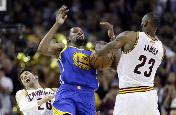미국프로농구(NBA) 골든스테이트의 케빈 듀랜트(가운데)가 8일 퀴큰론스 아레나에서 열린 클리블랜드와의 파이널 3차전 도중 르브론 제임스의 수비에 흠칫거리고 있다. 왼쪽은 카일 코버. 클리블랜드 AP 연합뉴스 