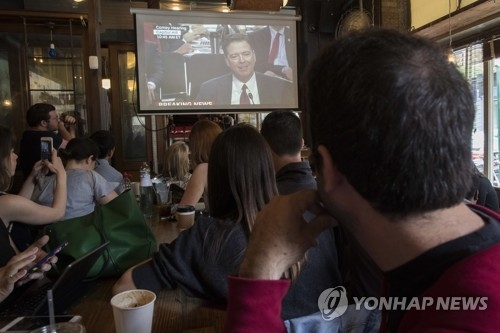 뉴욕 브루클린에 있는 레스토랑에 모여 제임스 코미 전 FBI 국장의 청문회를 지켜보는 미국인들. [AP=연합뉴스]
