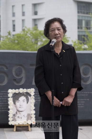 ’제30주기 이한열 열사 추도식’이 열린 9일 오후 서울 서대문구 연세대학교 이한열동산에서 이한열 열사의 어머니 배은심씨가 참석해 유족대표로 인사말을 전하고 있다. 박지환 기자 popocar@seoul.co.kr